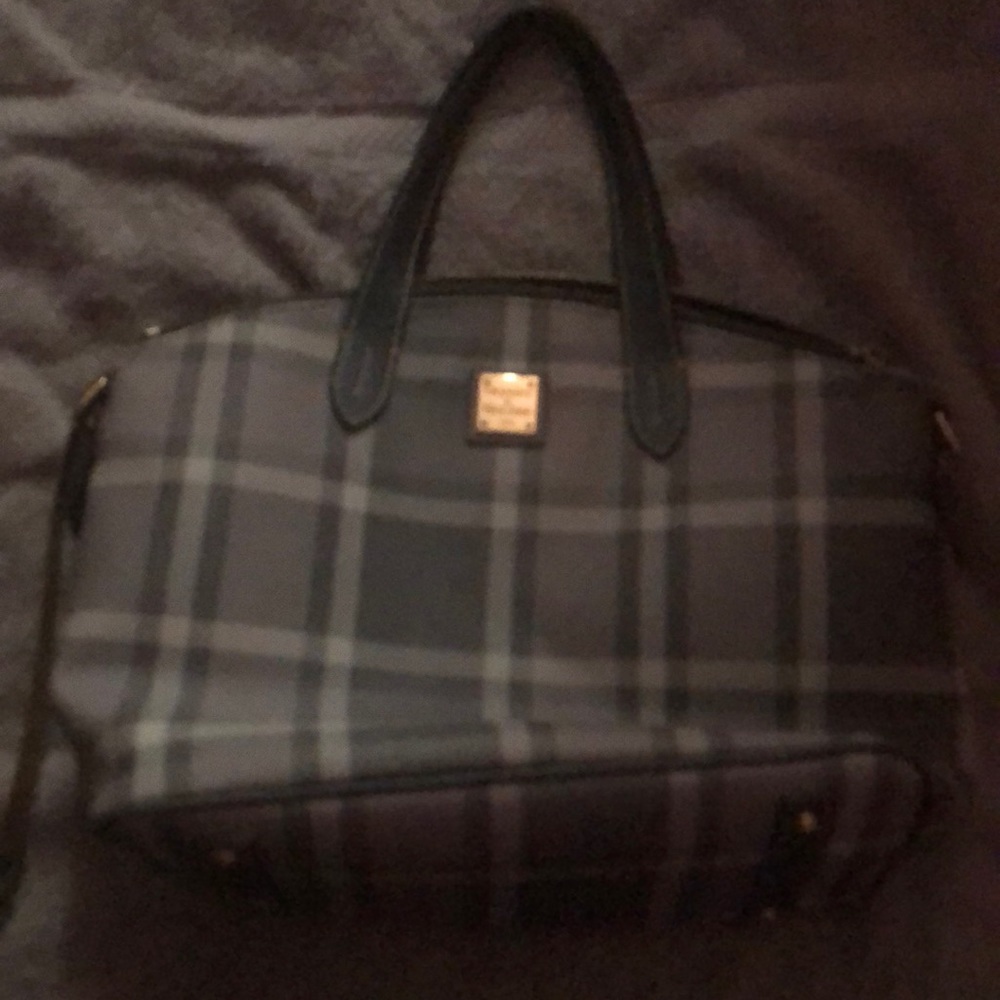 It’s a dooney & bourke purse. It’s in perfect condition. Barely used.